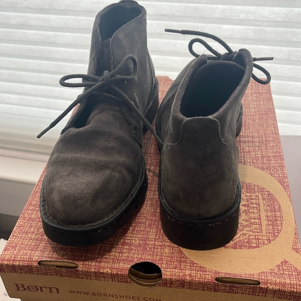 Dark Grey (Carbon) Suede, Excellent condition, Size 7.5